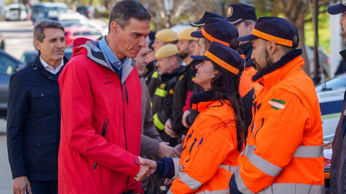 El presidente del Gobierno, Pedro Sánchez (i), saluda a las Fuerzas y Cuerpos de Seguridad del Estado que están interviniendo en las zonas afectadas por el temporal antes de realizar una visita al puesto de mando avanzado situado en la localidad gaditana de San Roque para interesarse por los efectos que la borrasca Leonardo ha ocasionado a su paso por la zona.