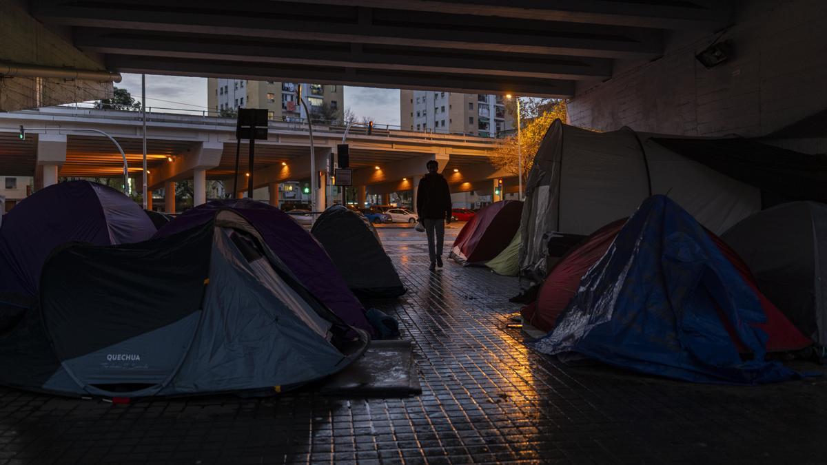 Personas desalojadas del instituto y obligadas a vivir en tiendas, a 29 de diciembre de 2025, en Badalona.