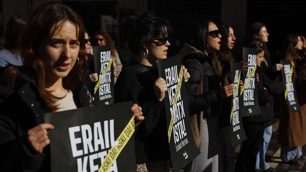 Concentración ante el Ayuntamiento de Pamplona por el último crimen machista en Navarra.