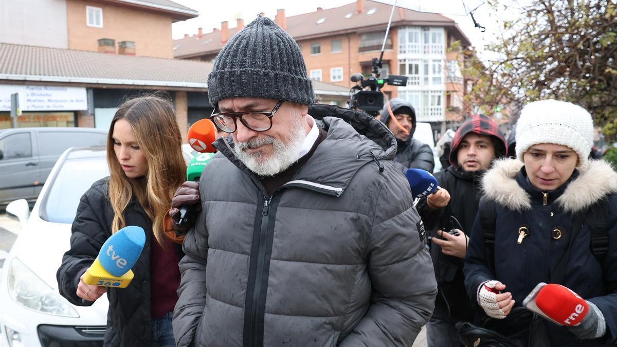 El ex director general de Coordinación Sociosanitaria de la Comunidad de Madrid, Francisco Javier Martínez Peromingo, a su salida del Juzgado de Instrucción número 2, a 10 de diciembre de 2025, en Collado Villalba, Madrid (España).