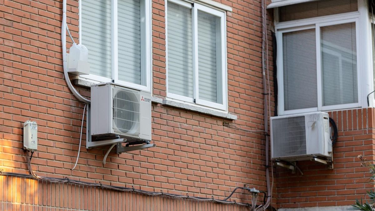 Varios aires acondicionados en una fachada de Madrid.