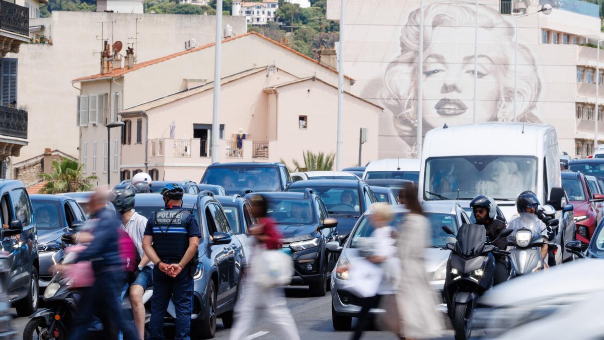 Un policía dirige el tráfico tras un apagón en Cannes.