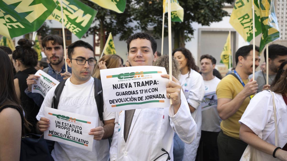 Concentración de médicos ante la Subdelegación del Gobierno en Santa Cruz de Tenerife.