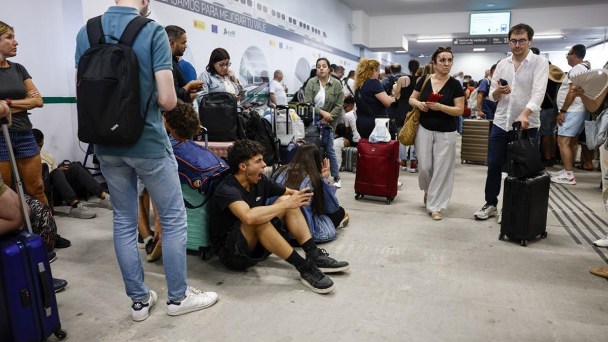 La estación de Chamartín, en Madrid, no operará este jueves con Valencia y Murcia y Atocha acogerá alguno de esos trenes