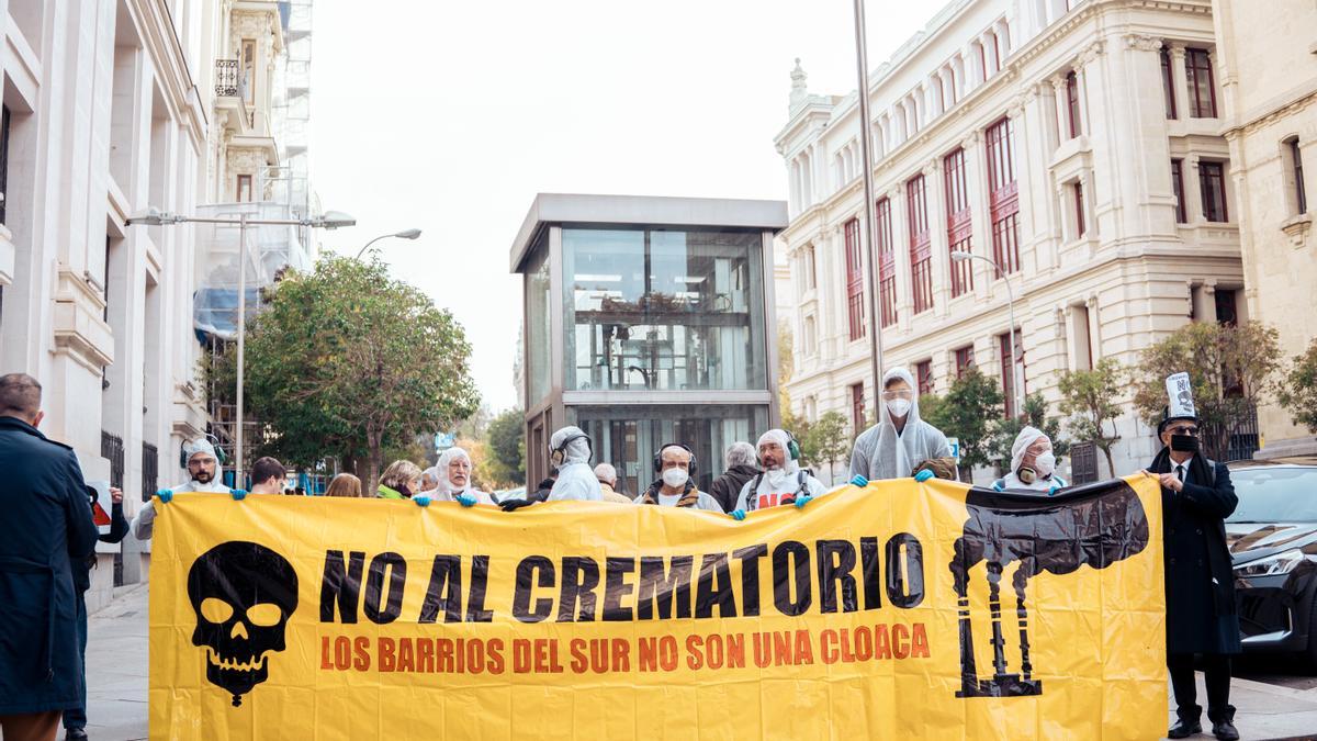 Representantes de las asociaciones de vecinos de Usera y Villaverde se manifiestan durante la presentación de las firmas contra la apertura del crematorio de la M-40.