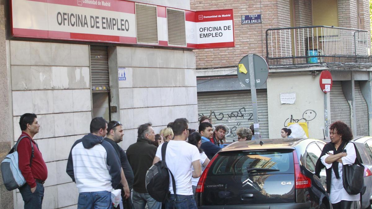 Gente del exterior de una oficina del paro.