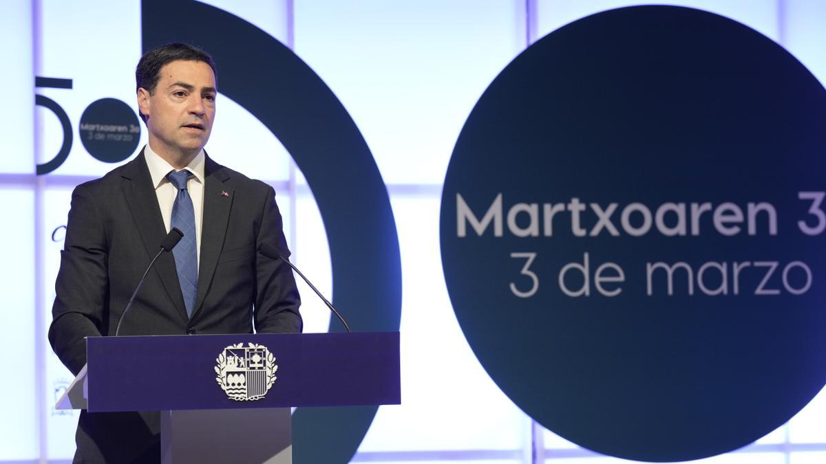 El lehendakari Imanol Pradales durante su intervención un acto institucional del Instituto de la Memoria Gogora.