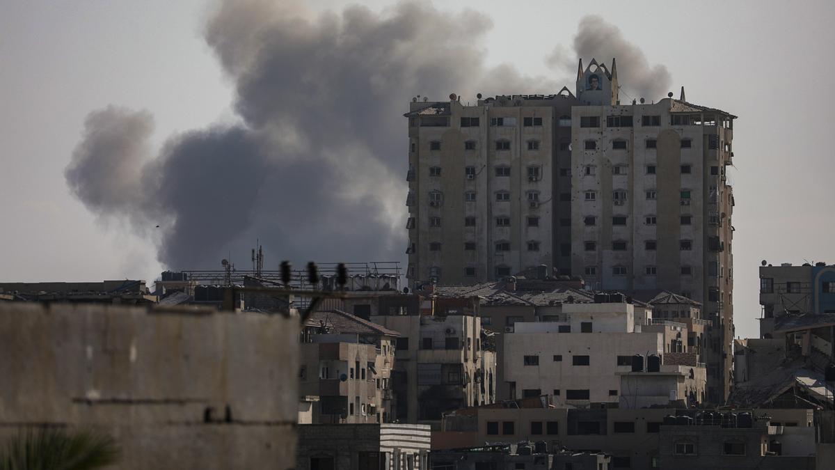 Columna de humo tras los ataques aéreos israelíes durante una operación militar en la Ciudad de Gaza el 9 de octubre de 2025.