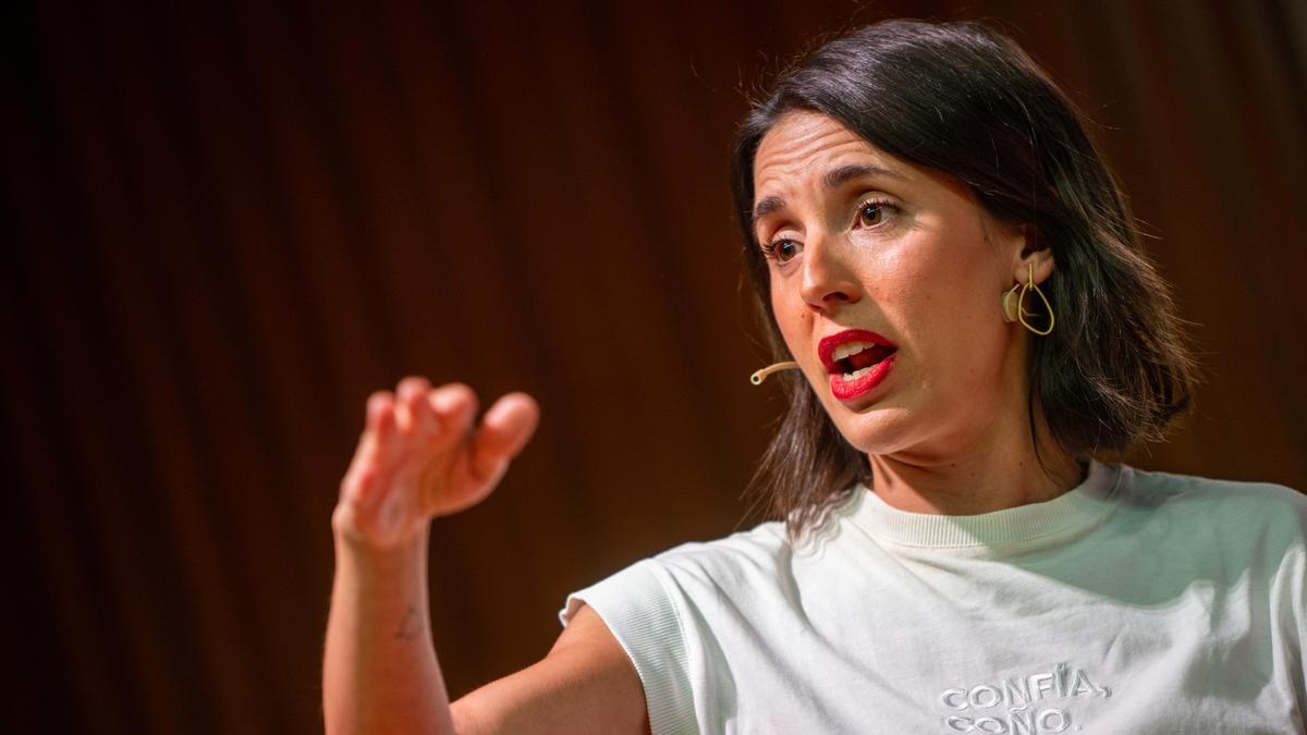La secretaria política de Podemos y eurodiputada, Irene Montero, durante el diálogo 'Què s'ha de fer?' en Barcelona.