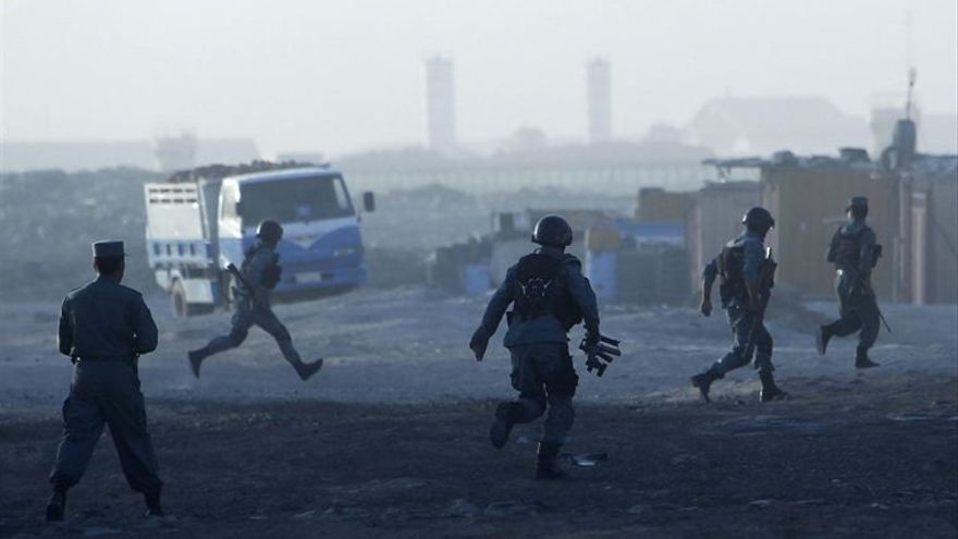 Fuerzas de seguridad afganas en el aeropuerto Internacional de Kabul.