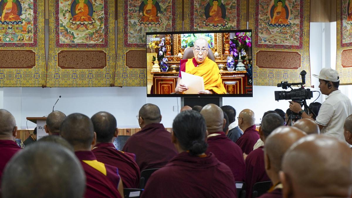 El dalái lama lee una declaración por videoconferencia ante la cúpula del budismo tibetano donde anuncia la continuidad de la institución.