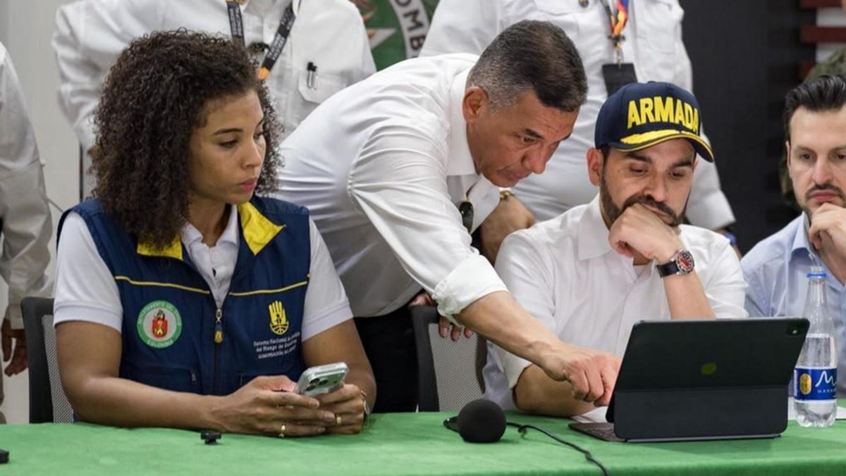 Fotografía cedida por el Ministerio de Defensa de Colombia del presidente de Colombia, Abelardo de la Espriella (d).
