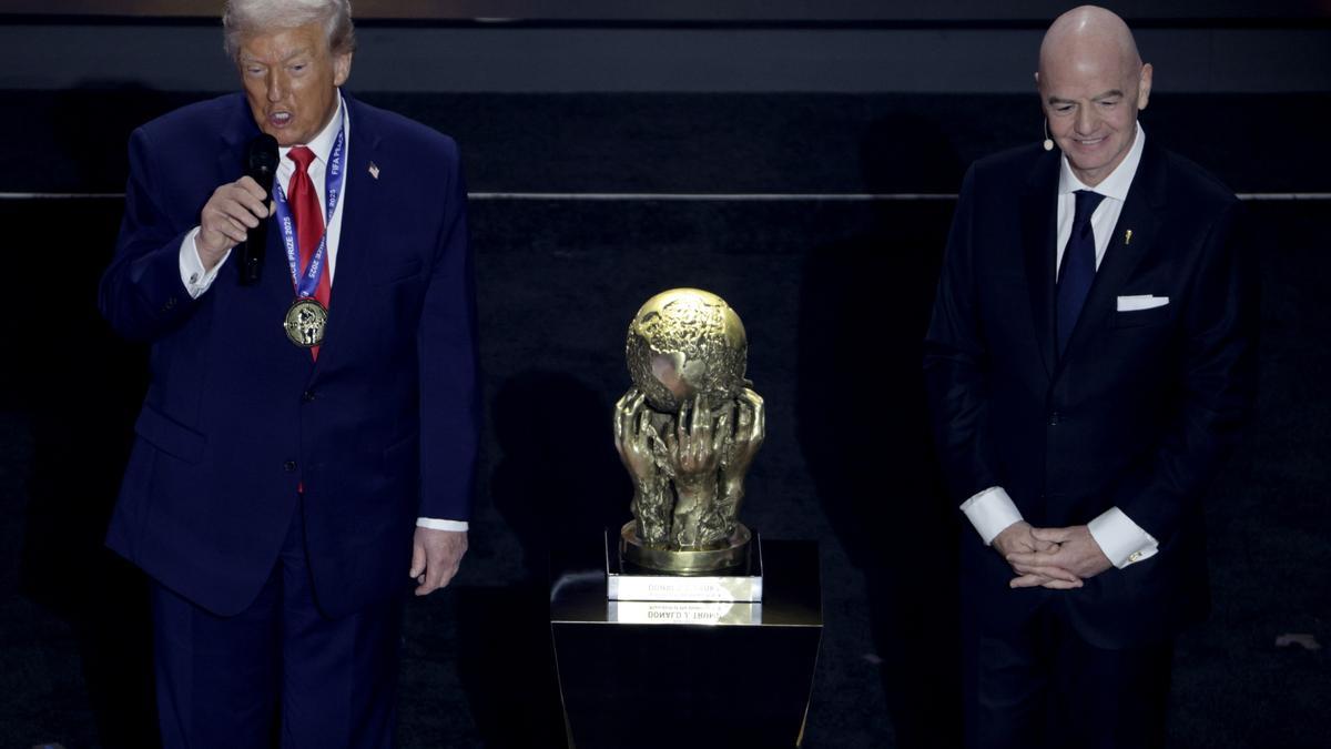 Infantino entrega a Donald Trump el premio FIFA de la Paz, creado este mismo año