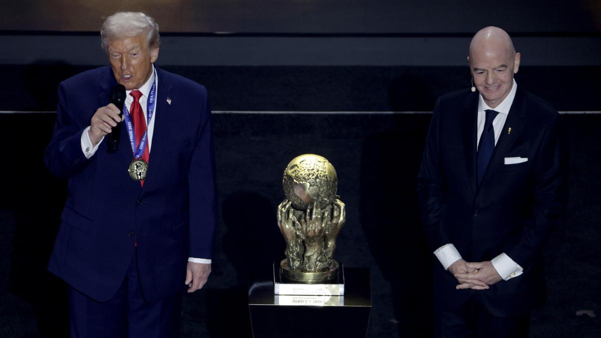 El presidente Donald Trump recibe el Premio de la Paz de la FIFA durante el sorteo final de la Copa Mundial 2026.