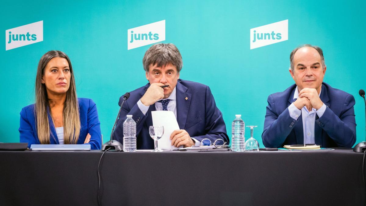 Una fotografía proporcionada por Junts per Catalunya de Carles Puigdemont, Miriam Nogueras y Jordi Turull.
