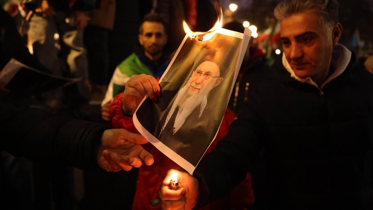 Manifestantes queman fotografías del líder supremo de Irán, Alí Jamenei, en Londres.