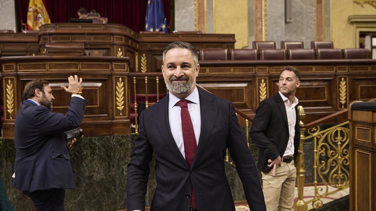 Vox se deja cortejar y no exige un acuerdo por escrito al PP: la nueva estrategia de Abascal con Pérez Llorca