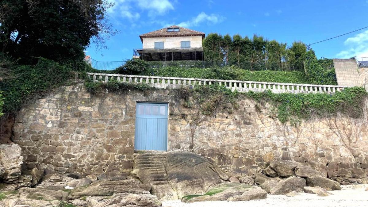 Terreno que Costas quiere recuperar para uso público y que sirve de acceso directo a la playa del chalé de Eva Cárdenas en Moaña.