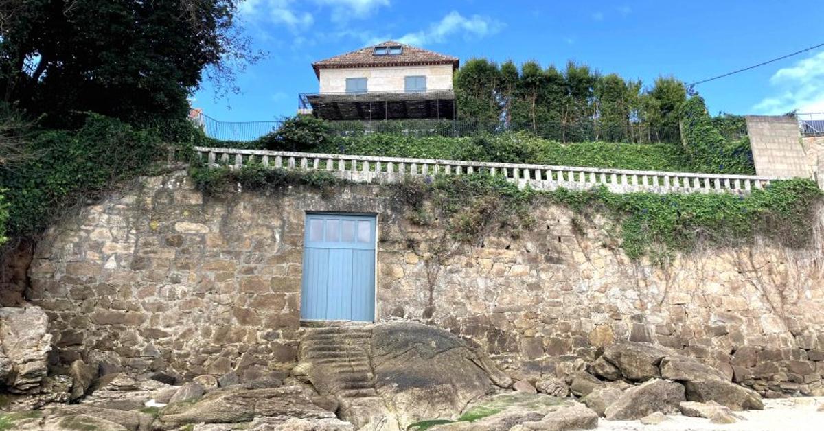 La pareja de Feijóo recurre a la justicia para mantener el acceso privado a la playa de su chalé en Moaña