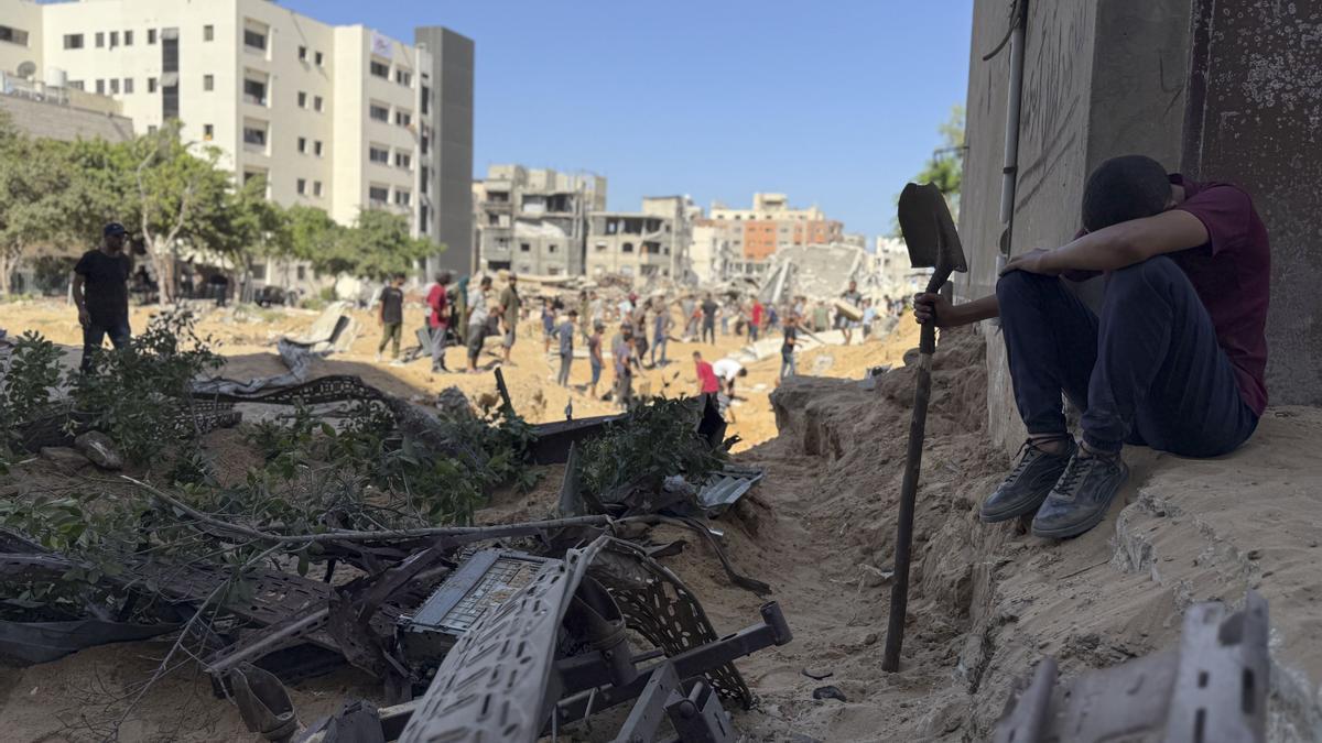 Un grupo de gazatíes entierran a las víctimas en una fosa común del Hospital Shifa en Ciudad de Gaza.