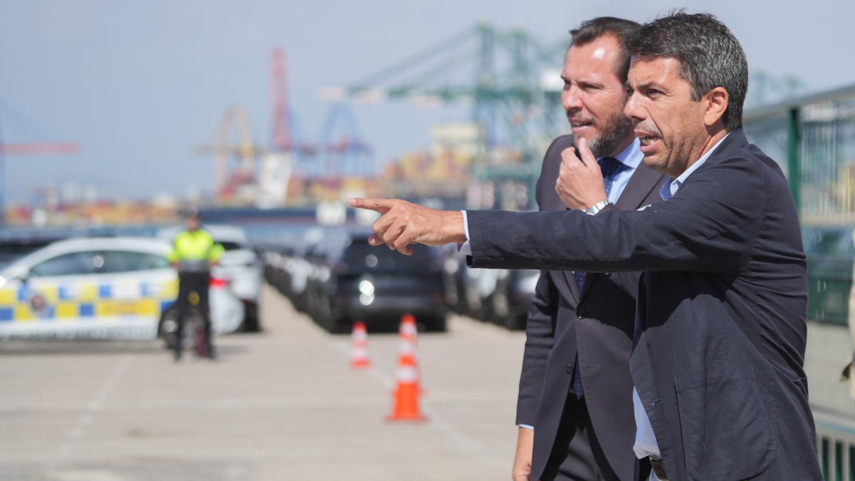 El ministro de Transportes y Movilidad Sostenible, Óscar Puente (i), y el expresident de la Generalitat, Carlos Mazón (d),