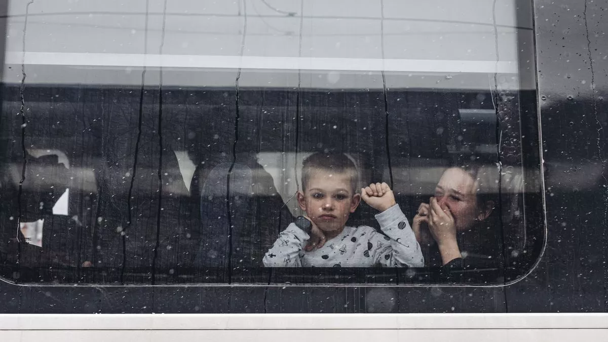 Un niño y su madre en un tren en la estación de Kiev.