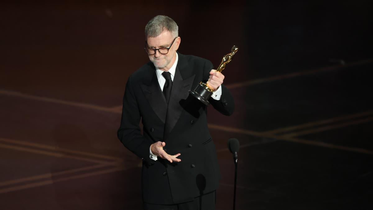 Paul Thomas Anderson recibe el Oscar a Mejor Director por 'Una batalla tras otra'