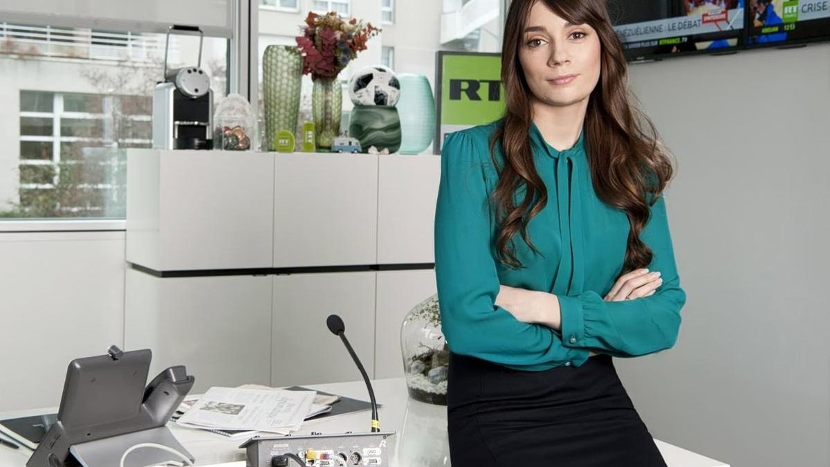 Francia ordena expulsar a Xenia Fedorova, la propagandista rusa encumbrada por Bolloré