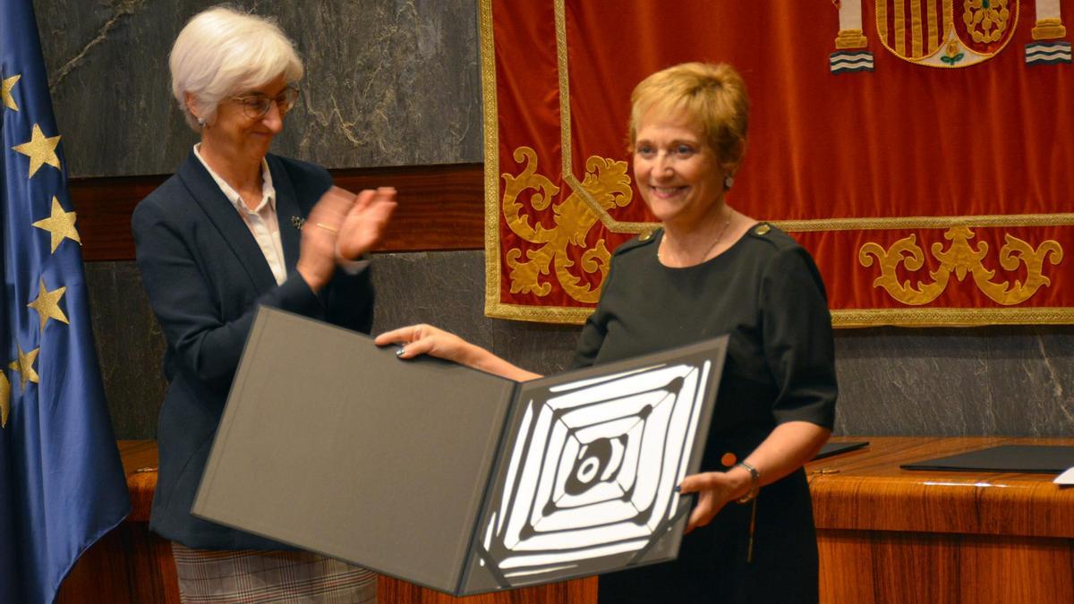 La jueza de la Audiencia Nacional María Tardón recibe uno de los premios de l Observatorio contra la Violencia de Género de manos de la exfiscal general María José Segarra, en 2018.