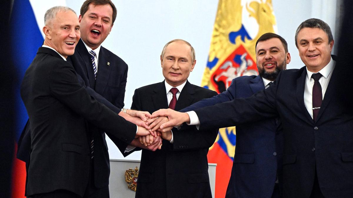 El presidente de Rusia, Vladimir Putin, junto a los gobernadores de Donetsk, Lugansk, Jersón y Zaporiyia impuestos por Moscú, en el día de la firma de los acuerdos de adhesión a la Federación Rusa.