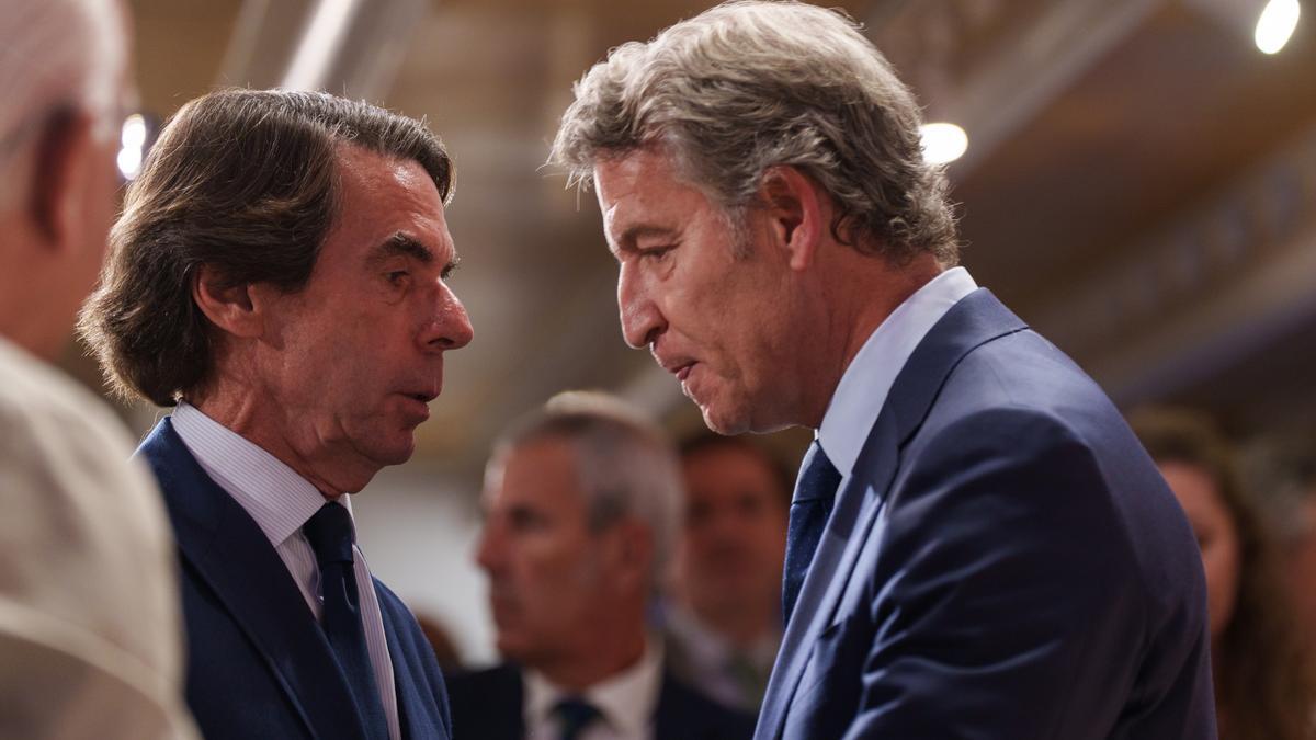 El expresidente del Gobierno, José María Aznar, y el presidente del PP, ALberto Núñez Feijóo, durante la clausura del Campus FAES.