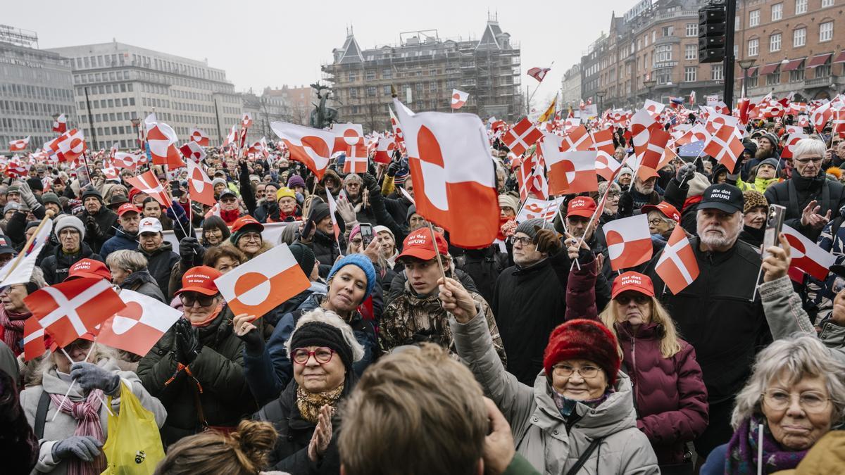 Numerosas personas participan en una manifestación con el lema "Manos fuera de Groenlandia", en Copenhague el 17 de enero de 2026.