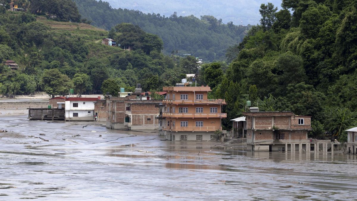 Casas sumergidas en Nepal después de que un colapso glacial y una avalancha provocaran inundaciones repentinas y deslizamientos de tierra.