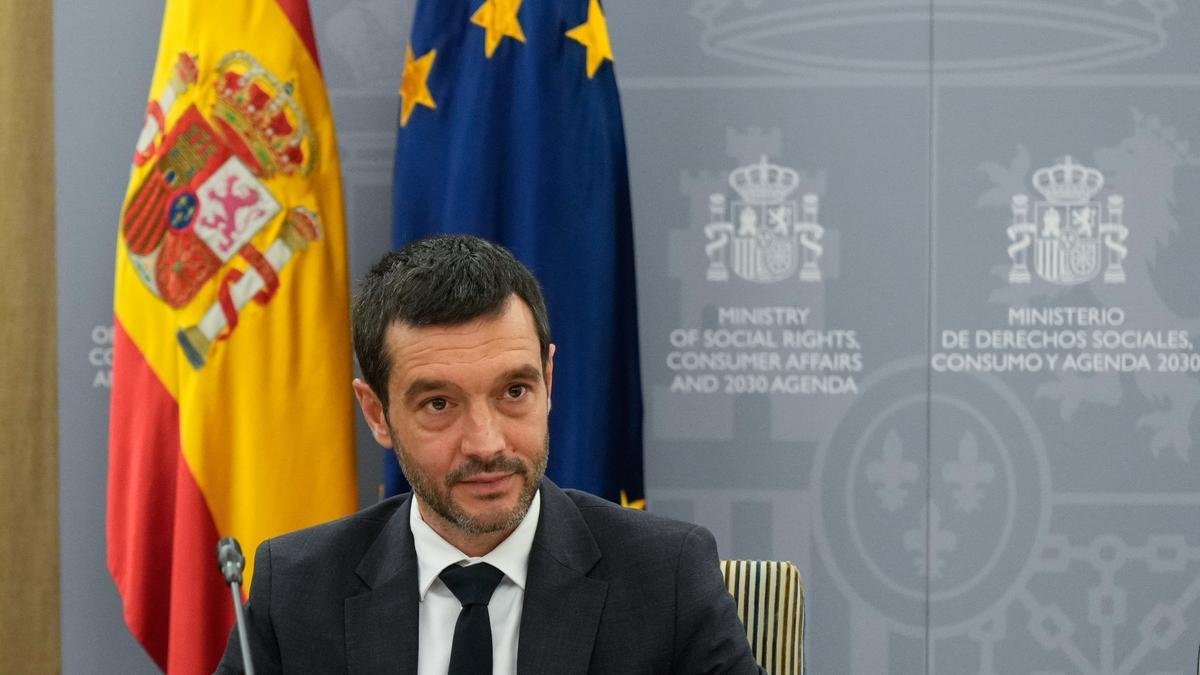 El ministro de Derechos Sociales, Pablo Bustinduy durante una reunión.