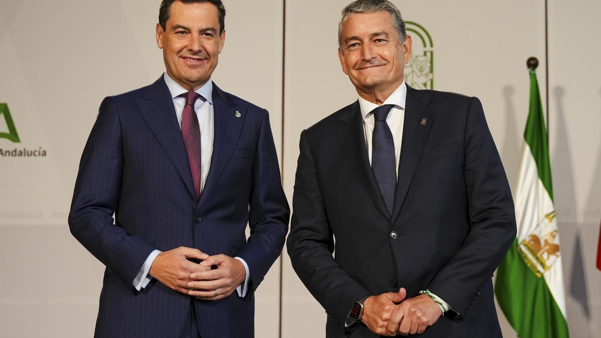El presidente de la Junta de Andalucía, Juanma Moreno (i), acompañado del consejero de Sanidad, Presidencia y Emergencias, Antonio Sanz.