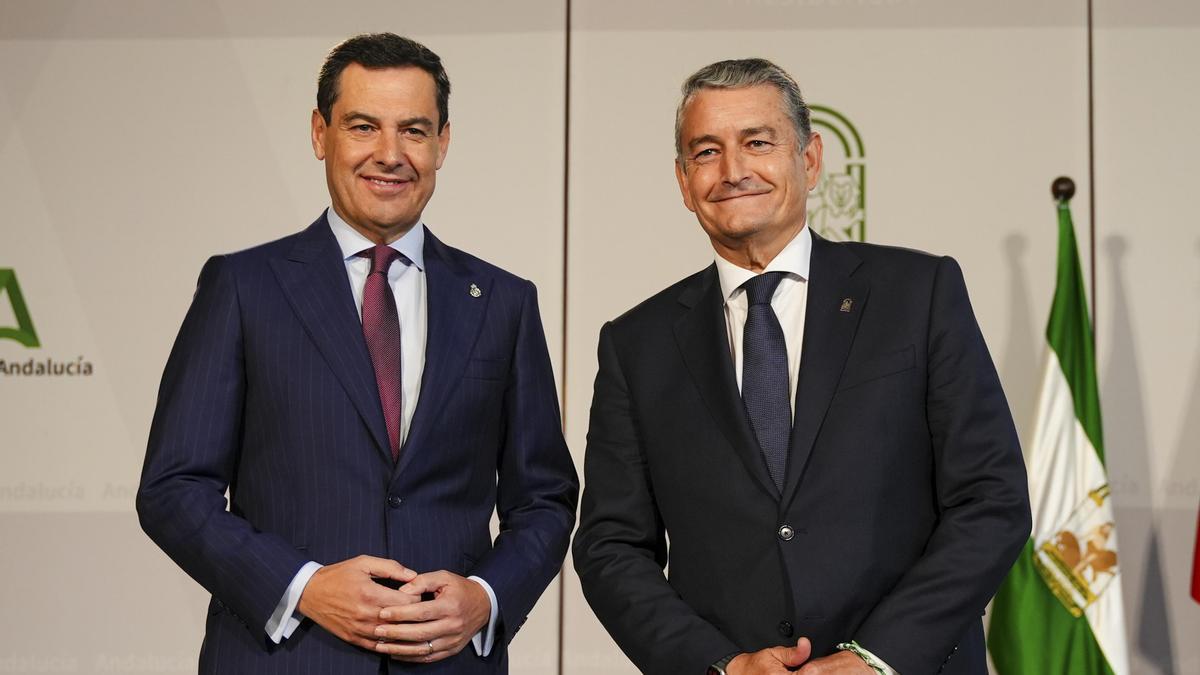 El presidente de la Junta de Andalucía, Juanma Moreno (i) acompañado del consejero de Sanidad, Presidencia y Emergencias, Antonio Sanz