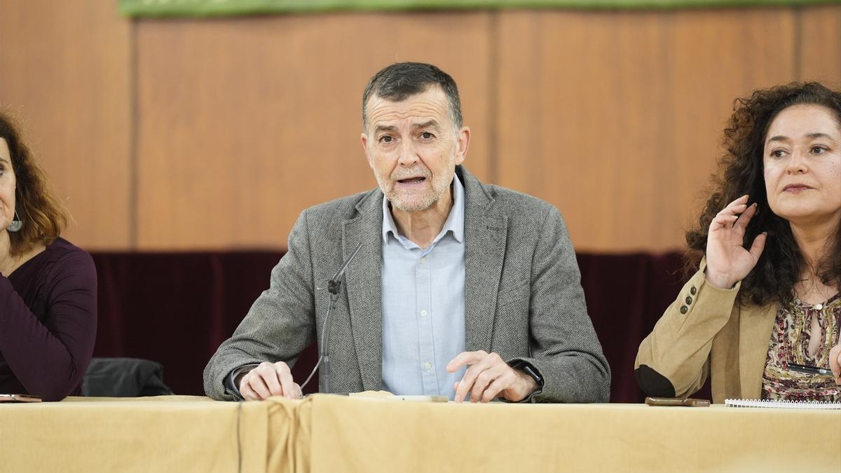 El coordinador federal de Izquierda Unida (IU), en su condición de candidato de la coalición Por Andalucía a la Presidencia de la Junta en las próximas elecciones, Antonio Maíllo, mantiene un encuentro sobre sanidad en el Parlamento andaluz.