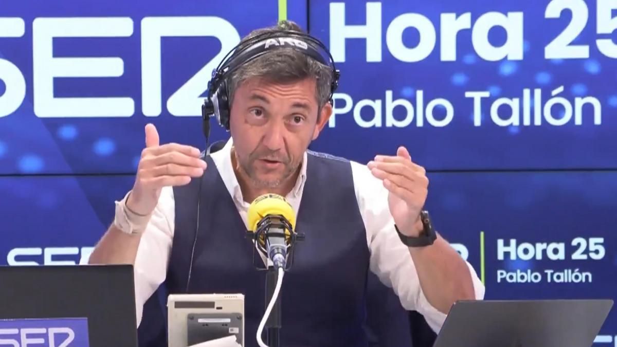 Javier Ruiz, en los estudios de la Cadena SER.