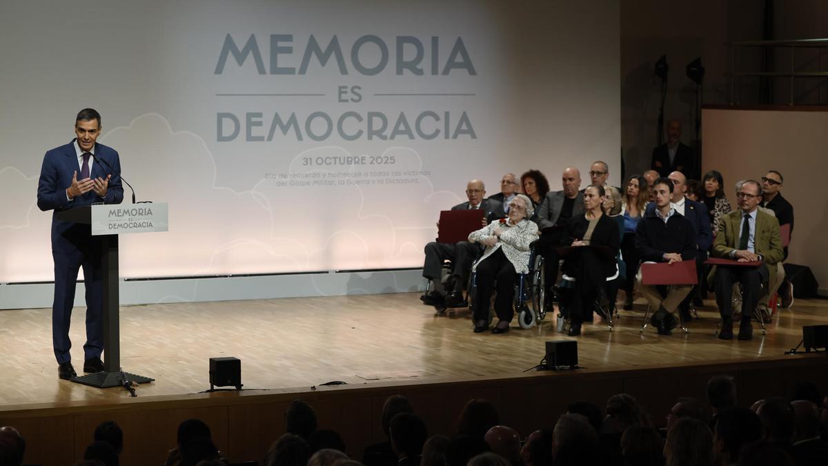 El presidente del Gobierno, Pedro Sánchez, da un discurso durante el acto de homenaje a las víctimas y familiares del golpe militar, la Guerra Civil y el franquismo.