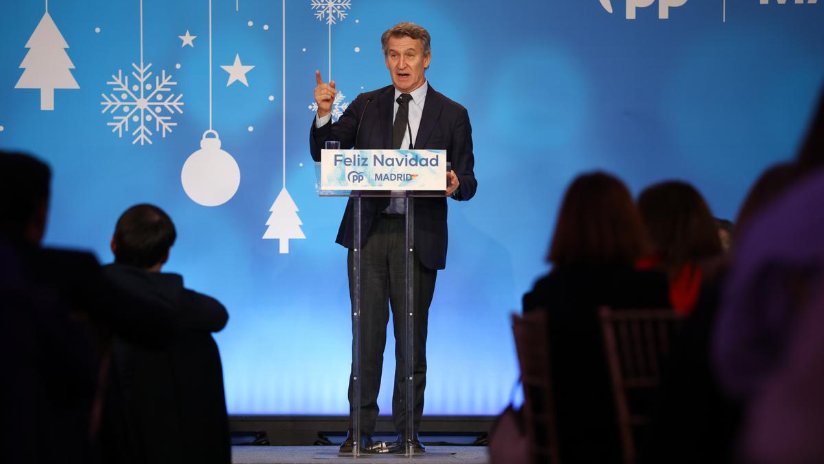 El presidente del Partido Popular, Alberto Núñez Feijóo, interviene durante la cena de navidad del PP de Madrid