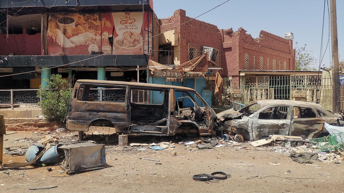 Archivo - Un mercado local destrozado en la ciudad sudanesa de Omdurman en medio de las hostilidades en Sudán entre las paramilitares Fuerzas de Apoyo Rápido (RSF) y el Ejército de Sudán