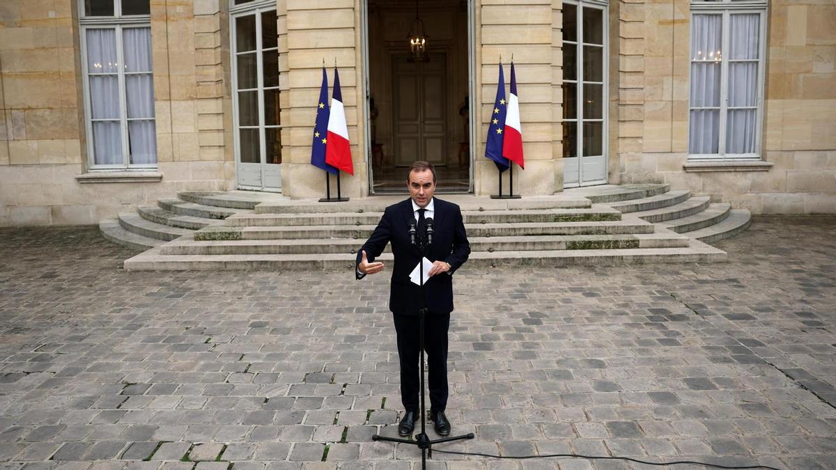 El primer ministro saliente, Sébastien Lecornu, pronuncia un discurso en el Hotel Matignon de París.