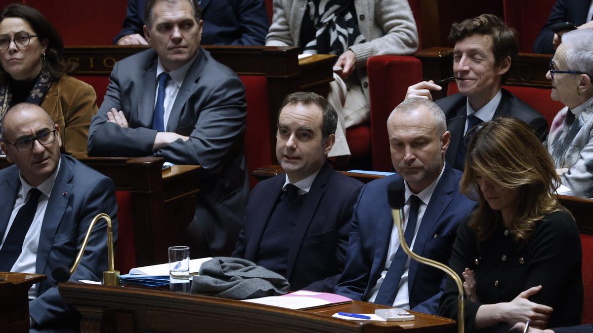 El primer ministro francés, Sébastien Lecornu, escucha los discursos durante la sesión de preguntas al Gobierno en la Asamblea Nacional francesa, en París, Francia, el 23 de diciembre de 2025.