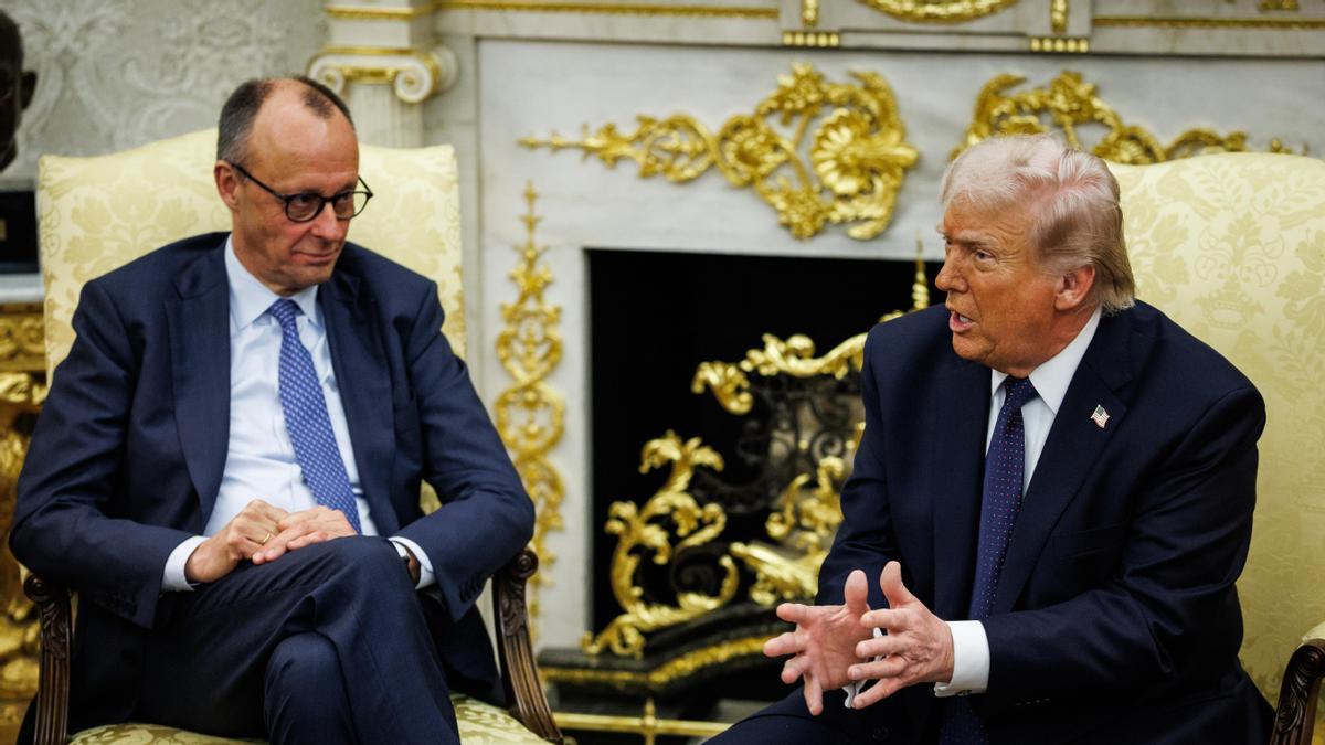 Foto de archivo del presidente estadounidense Donald Trump y el canciller alemán Friedrich Merz en una reunión en el Despacho Oval de la Casa Blanca en Washington, EEUU.