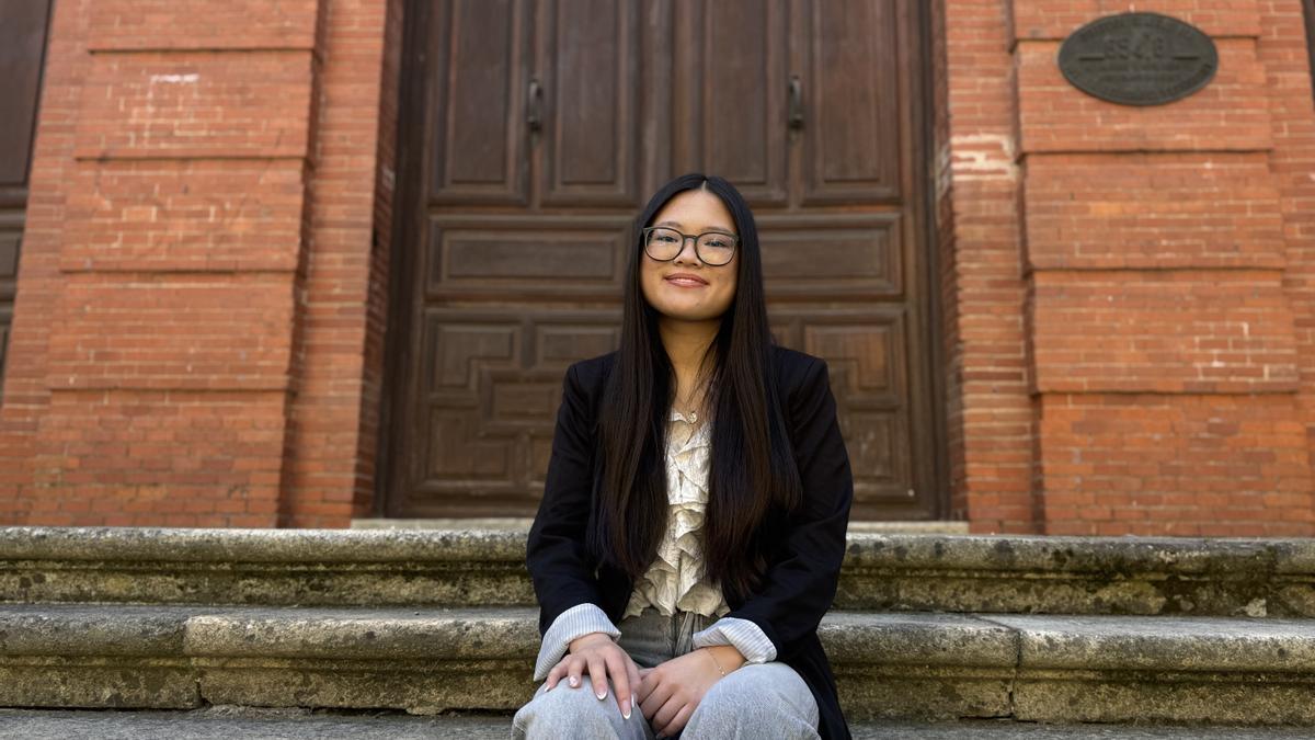 La alumna Zhishan He en el instituto público Claudio Moyano de Zamora, tras hacer la mejor PAU de Castilla y León.
