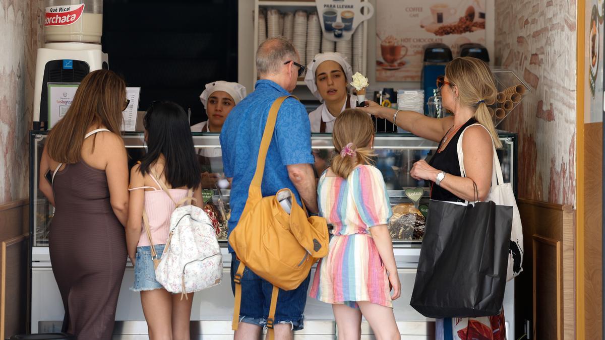 Grupos de personas compran helados este jueves, en Madrid.