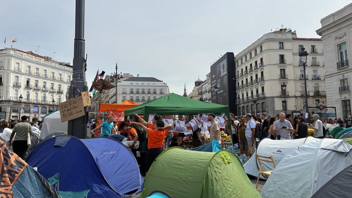 La acampada de Sol continúa por la mañana y confluye con la protesta de los profesores