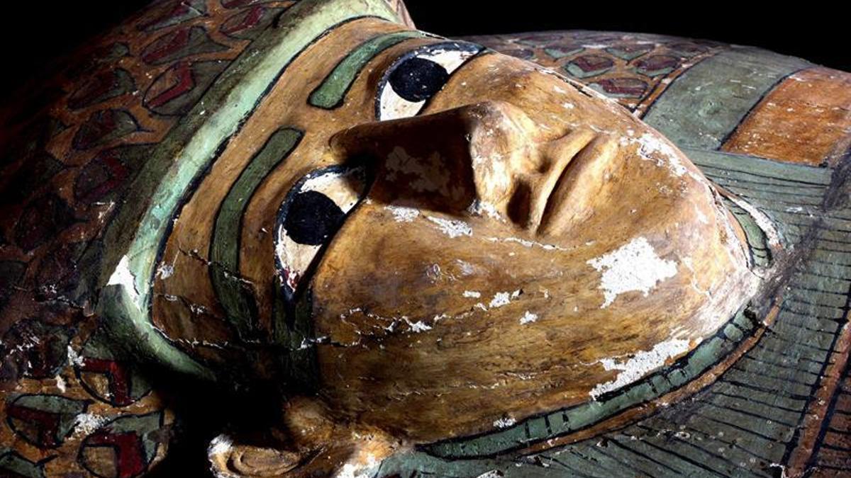 Fotografí­a facilitada por el Ministerio egipcio de Antigüedades del sarcófago con una momia de hace unos 3.600 años que ha sido descubierto por expertos españoles en la ciudad de Luxor.