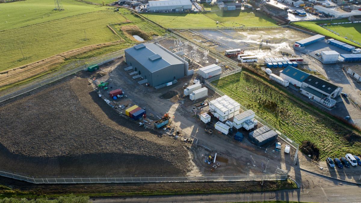 El proyecto británico para evitar apagones en una red eléctrica 100% renovable que podría copiar España