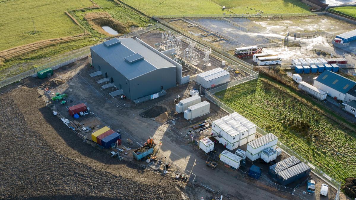 Estación con compensadores síncronos en Moray, Escocia, operativa desde 2022.